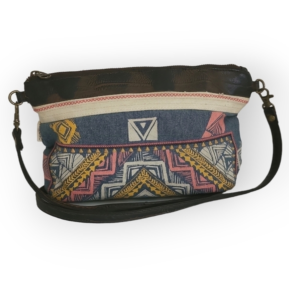 BillaBong Cotton Canvas Southwestern Aztec Design Leather Trim Crossbody Bag - Picture 5 of 7